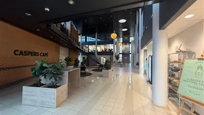 Rummeligt lokale med fri parkering lige udenfor døren