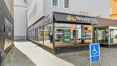 Moderniseret og flot lejemål med store facadevinduer