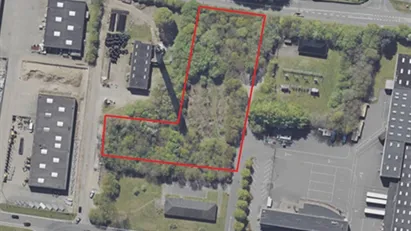 Synlig erhvervsgrund i aktivt erhvervsområde tæt på E45