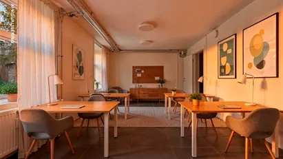 Fint Kontor /showroom i stille gård.