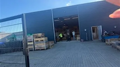 Højloftet hal/lager i Nørresundby!