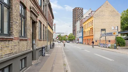 Fint Kontor /showroom i stille gård.