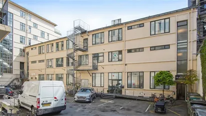 Lyst kontor med fleksibel indretning