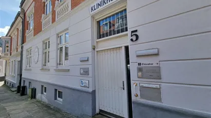 Velbeliggende lejemål til klinik / kontor - i alt 139 kvm - momsfrit