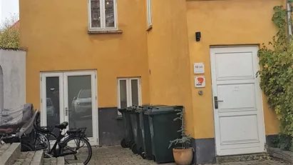 65 m2 lyst og velfungerende værkstedslokale i Søborg udlejes.