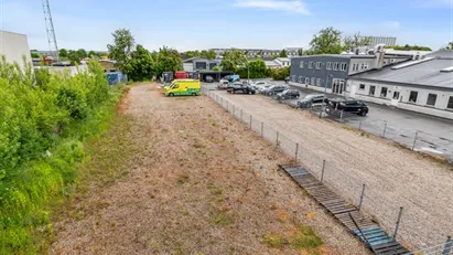 Stort udendørs oplag, med mulighed for også at leje kontor og et nyopført lager