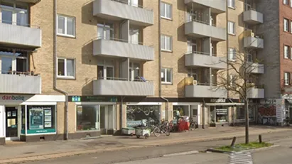 Butikslokale med stort vindue mod Frederikssundsvej.