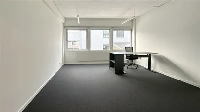 Lyst kontor med plads til 2-4 personer