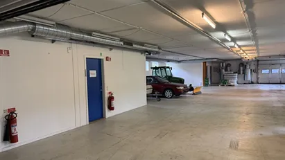 Her udbydes et flot og veldisponeret kontorlejemål, med et stort kælderrum.