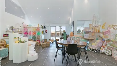 Yderst indbydende kontor/showroom med højt til loftet samt fantastisk lysindfald som også indeholder mødelokale eller...