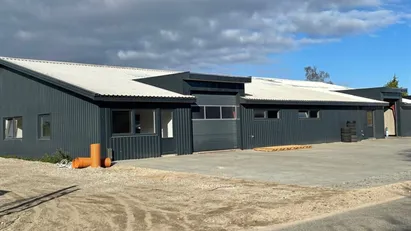 400 m2 centralplaceret hal, incl. kontor, toilet og køkken.