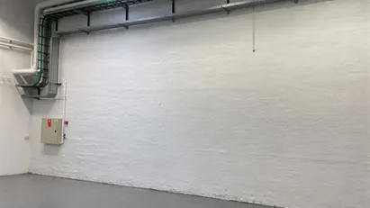 Nyrenoveret lager med port og fleksible muligheder – centralt i Rødovre