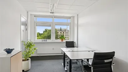Kontor i Rialtobygningen med skøn udsigt over Frederiksberg.