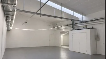 Moderne og nyrenoveret lager med egen port