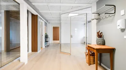 Ingen binding, kontor til 3.950 kr. – med parkeringsmulighed lige ved døren i Randers