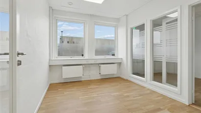 Moderne og nyrenoveret lager med egen port