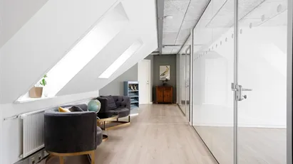 Ingen binding, kontor til 2.650 kr. – med parkeringsmulighed lige ved døren i Randers