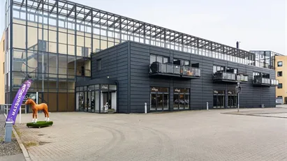 Lokaler med lav leje og stor synlighed. Kan anvendes til butik, klinik eller liberalt erhverv - 25 egne p-pladser