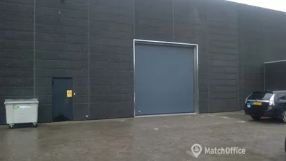 Lagerhal med port og lidt kontor