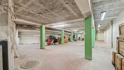 Stor kælder med elevator og central beliggenhed