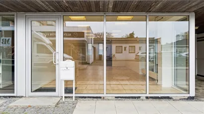 Charmerende og lyst butikslokale med stor synlig facade