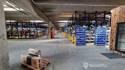 Stor regulær lagerhal med kontor til lav pris