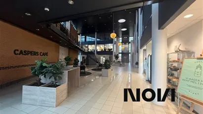 Rummeligt lokale med fri parkering lige udenfor døren