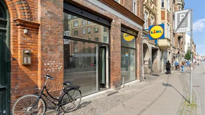 Flot butik/klinik/Coffee shop med store facadevinduer –