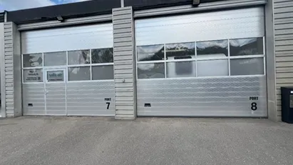Erhvervslejemål med 2 gode el-porte - i alt ca. 280 kvm