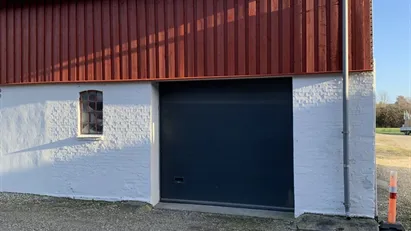 Fint søjlefrit lokale med en god højde. ledigt 1.4.26