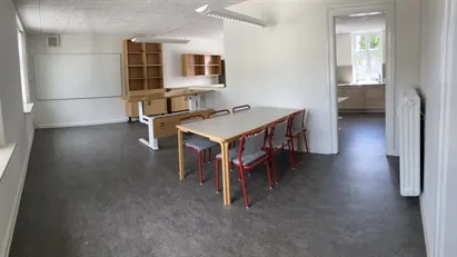 Rummeligt og lyst kontormiljø