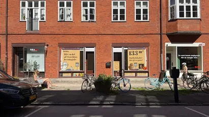 Lyst og moderniseret butikslejemål med attraktiv beliggenhed
