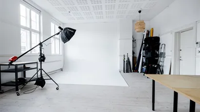 Hyggeligt lokale som fungere som fotostudie og kontor.