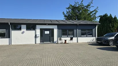 Kontor ny istandsat, tekøkken, toilet og lager