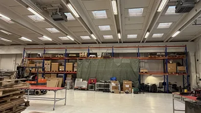 813 m² højloftet lagerhal med mulighed for kontor fra 400—1.280 m²