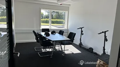 Rigtigt flotte kontorer med god synlighed