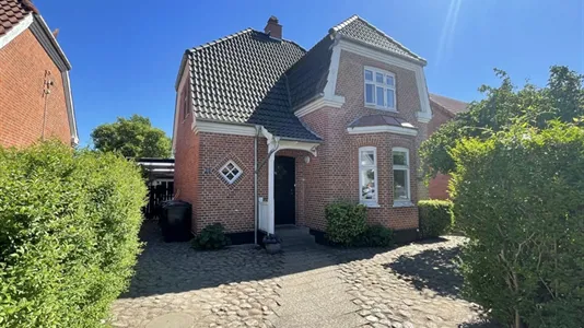Boligudlejningsejendomme til salg i Middelfart - billede 1