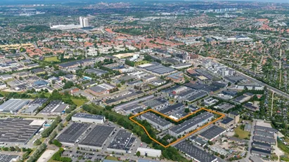 Lager- og kontorlejemål med pæne glasløsninger. klimaanlæg og stort kantineområde