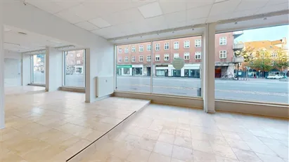 Stort erhvervslokale med markant facade mod Vesterbro