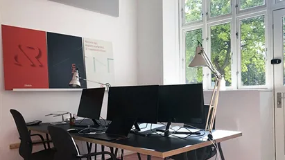 Lukket kontor i hyggeligt kontorfællesskab