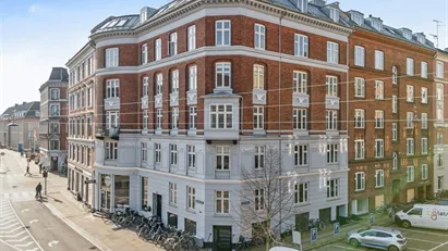 Råt og charmerende parterrelejemål – perfekt til kreativt erhverv