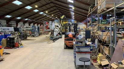 Flot stor søjlefri hal, hvor der virkelig kan stå mange varer