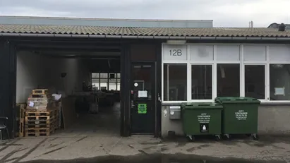 Præsentabelt produktionslejemål med stor lagerhal og mange ampere strøm.