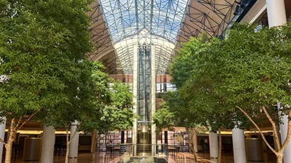 Flerbrugerejendom m. kantine, reception og gratis parkering