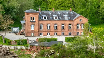 Tårnværelse og stort charmerende og lyst loftsrum