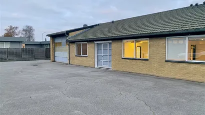 Kontor, lager m portadgang. M. 600 kvm. asfalteret parkering