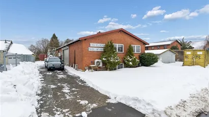 SELVSTÆNDIG LAGEREJENDOM MED EGEN GRUND OG PORT