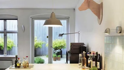 VI SØGER NY LEJER TIL ET HYGGELIGT KONTORFÆLLESSKAB I AARHUS C