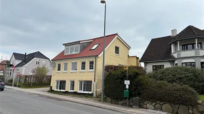 Beliggenheden kunne ikke være mere ideel. Placeret på en eftertragtet adresse i Glamsbjerg, er ejendommen tæt på lok...