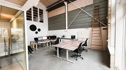 8 kontorpladser (105 m2) med eget mødelokale